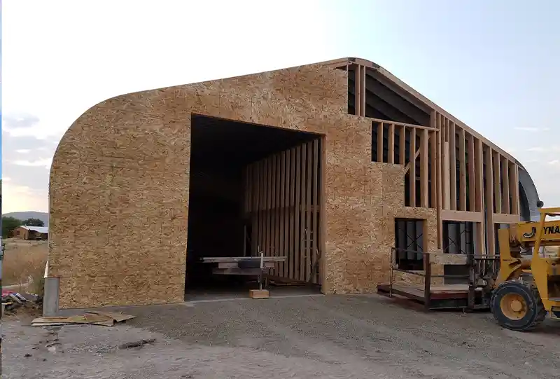 Finishing front wall of a steel building